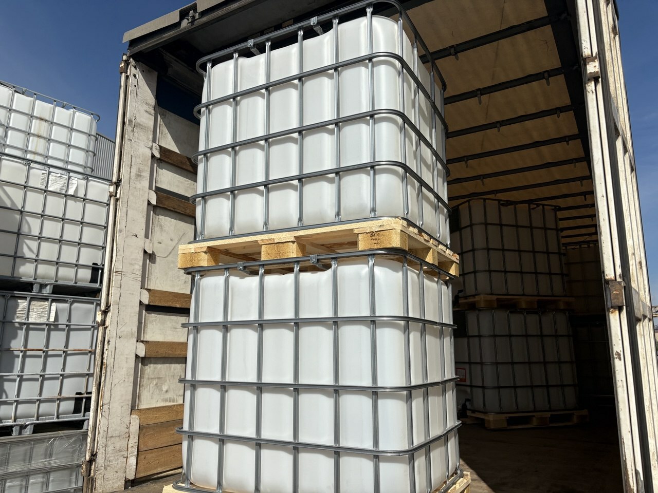 Новый еврокуб на деревянном поддоне